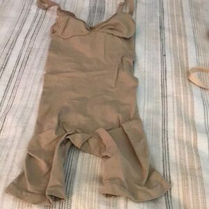 Skims sculpting low back mid thigh short